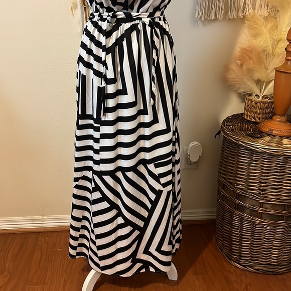 Black & White Halter Maxi Dress/ Size Medium/ Matching Belt/ Elastic Waist - Picture 4 of 7